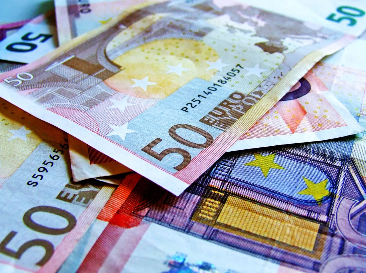 Gestapelte 50-Euro-Scheine – Symbol für Mietpreisgestaltung und Kalkulation in der Autovermietung